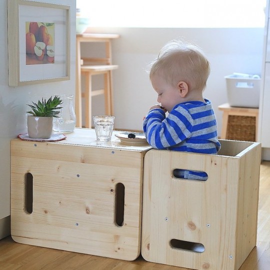 Le bureau pour enfants FLEX Comfy conçu par NUKI selon les principes  Montessori.